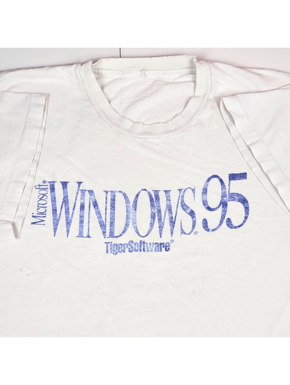 Vintage Microsoft Windows 95 Tee 90s Tech Computer White T-Shirt Tiger Software